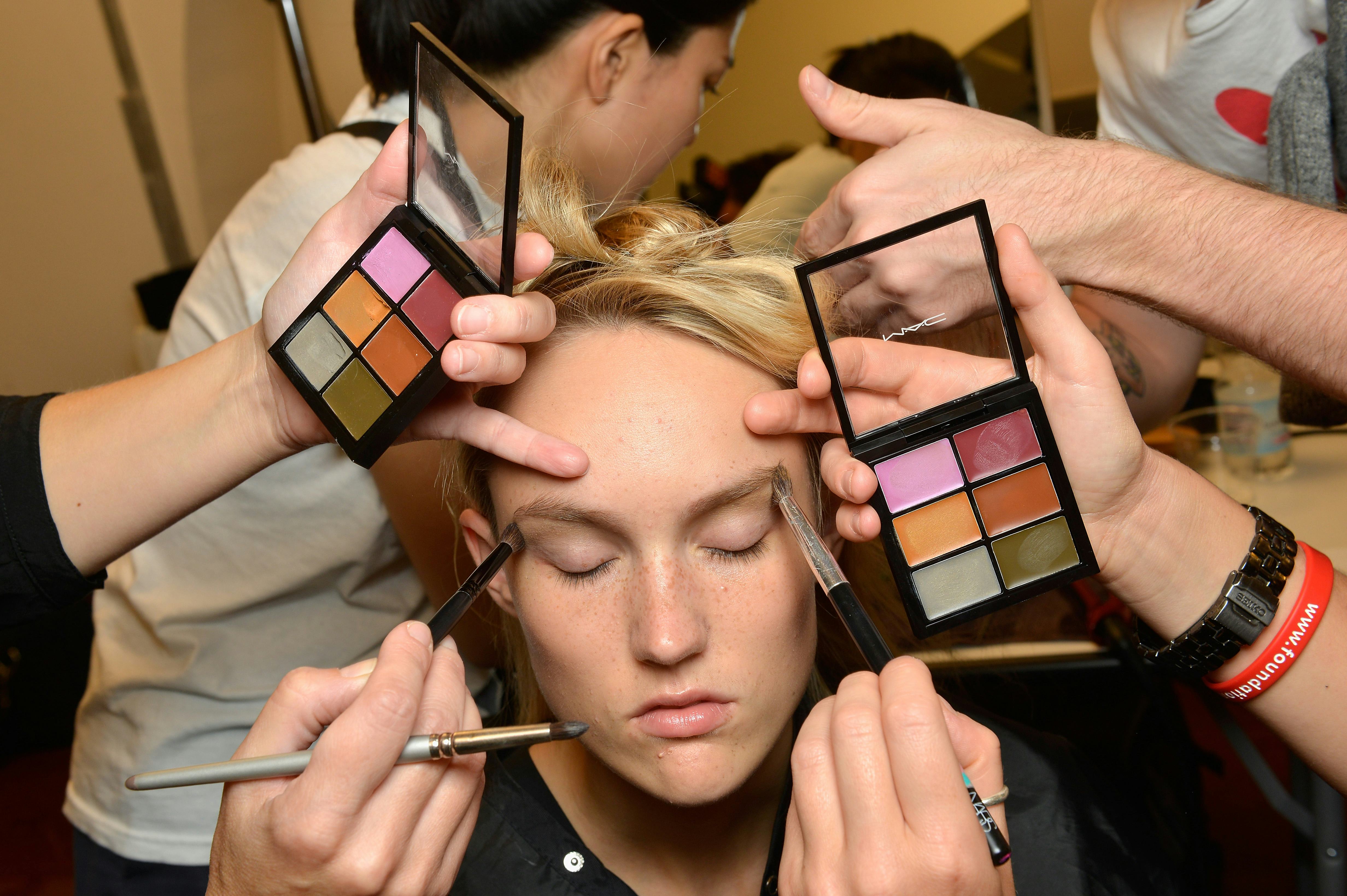 11 Ways To Keep Your Makeup Looking Fresh All Day Long & Prevent It