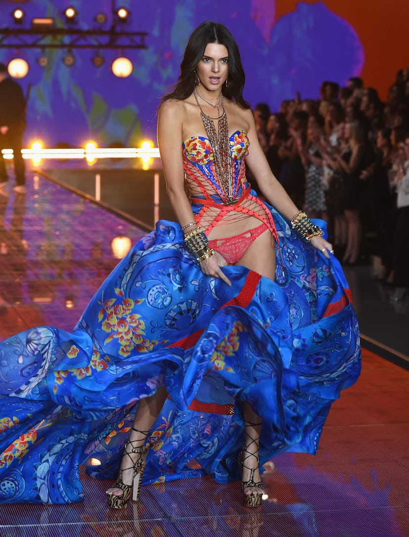 See Kendall Jenner S Victoria’s Secret Fashion Show Debut From All Angles — Photos