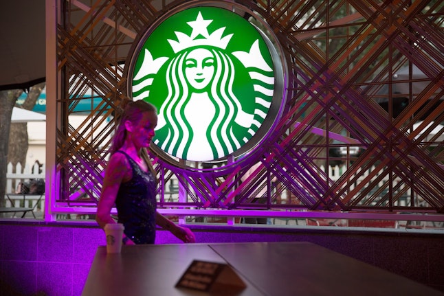 Taco bell christmas eve hours What's Open On Christmas Eve 2016? Most Restaurants And Stores Have Special Holiday Hours