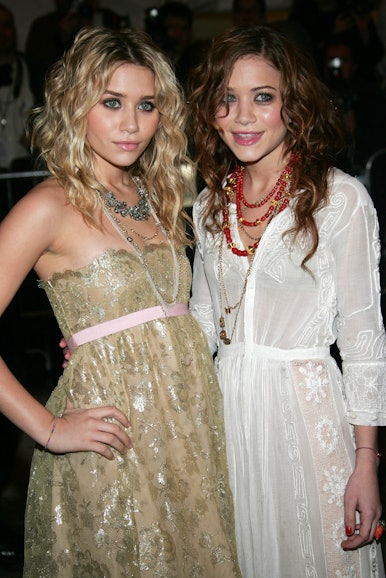 Are Mary-Kate & Ashley Olsen Identical Twins? No, But Photographic ...