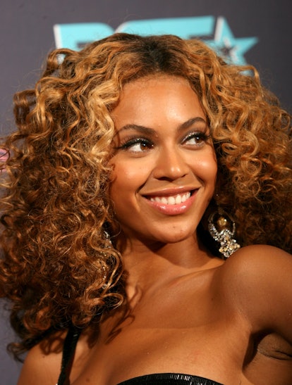 Beyoncé with voluminous natural curly hair.