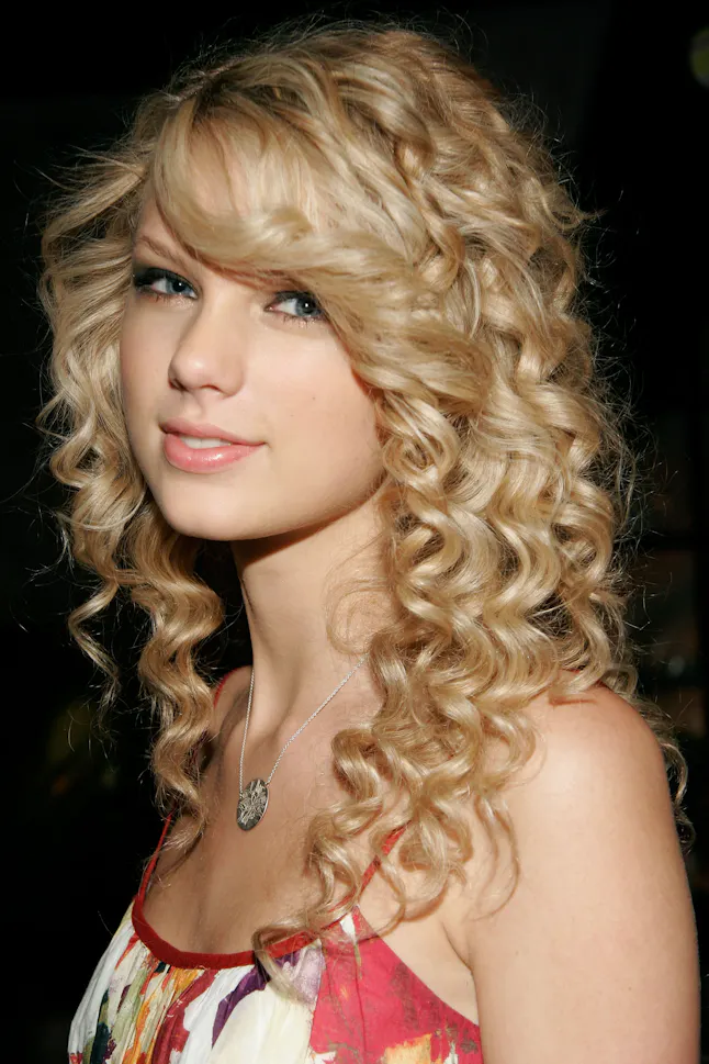 Taylor Swift s Curly Hair Will Convince You That It s 2008 Again PHOTOS Taylor Swift s Curly Hair Will Convince You That It s 2008 Again PHOTOS