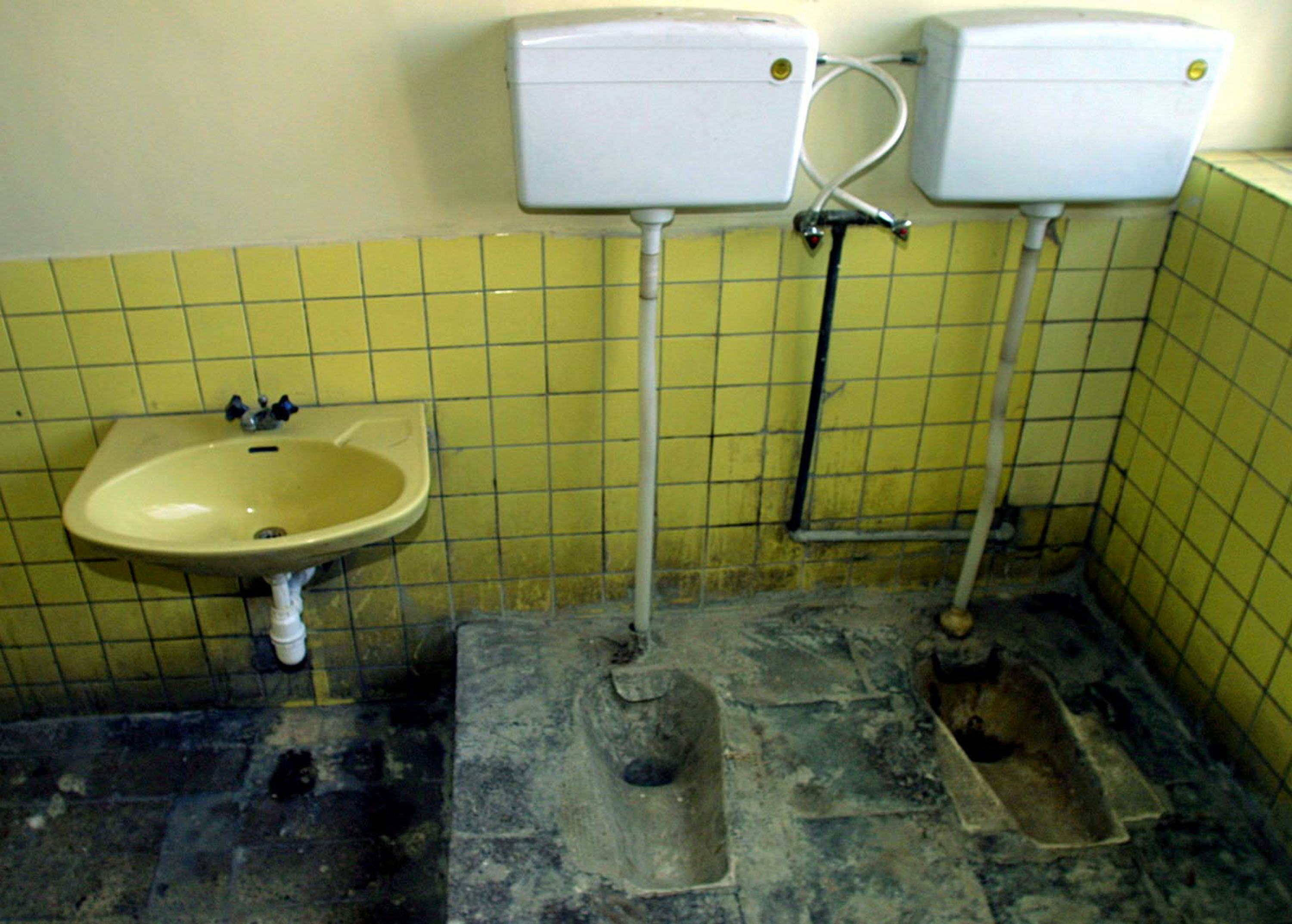 Hand Dryers Spread A Lot More Bacteria Than Paper Towels, So Stop Drying Your Hands Under Those