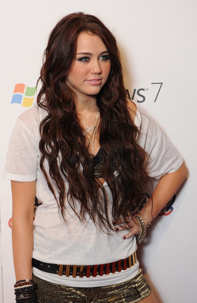 Miley Cyrus Debuts Brown Hair But We Fear It May Be A Wig — PHOTO Miley Cyrus Debuts Brown Hair But We Fear It May Be A Wig — PHOTO
