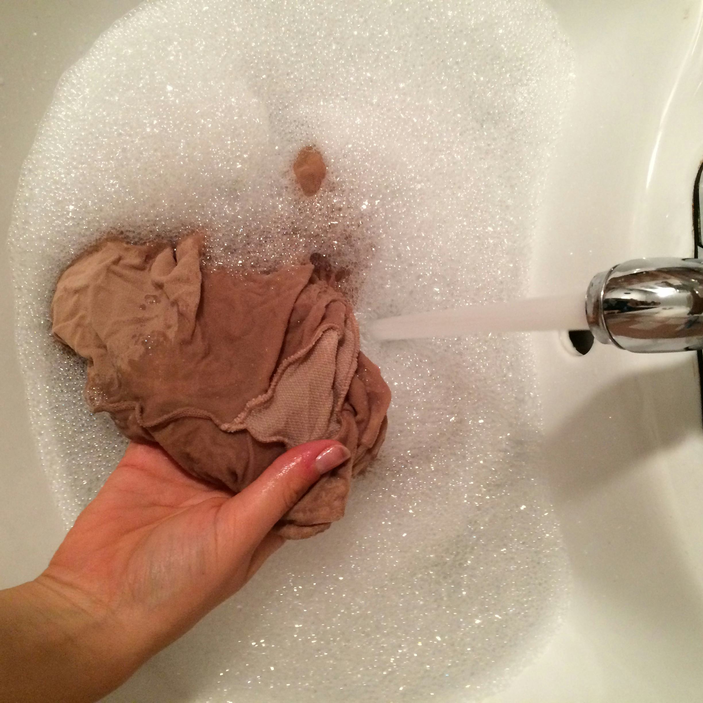How To Wash Your Tights Without Tearing Them To Shreds — PHOTOS