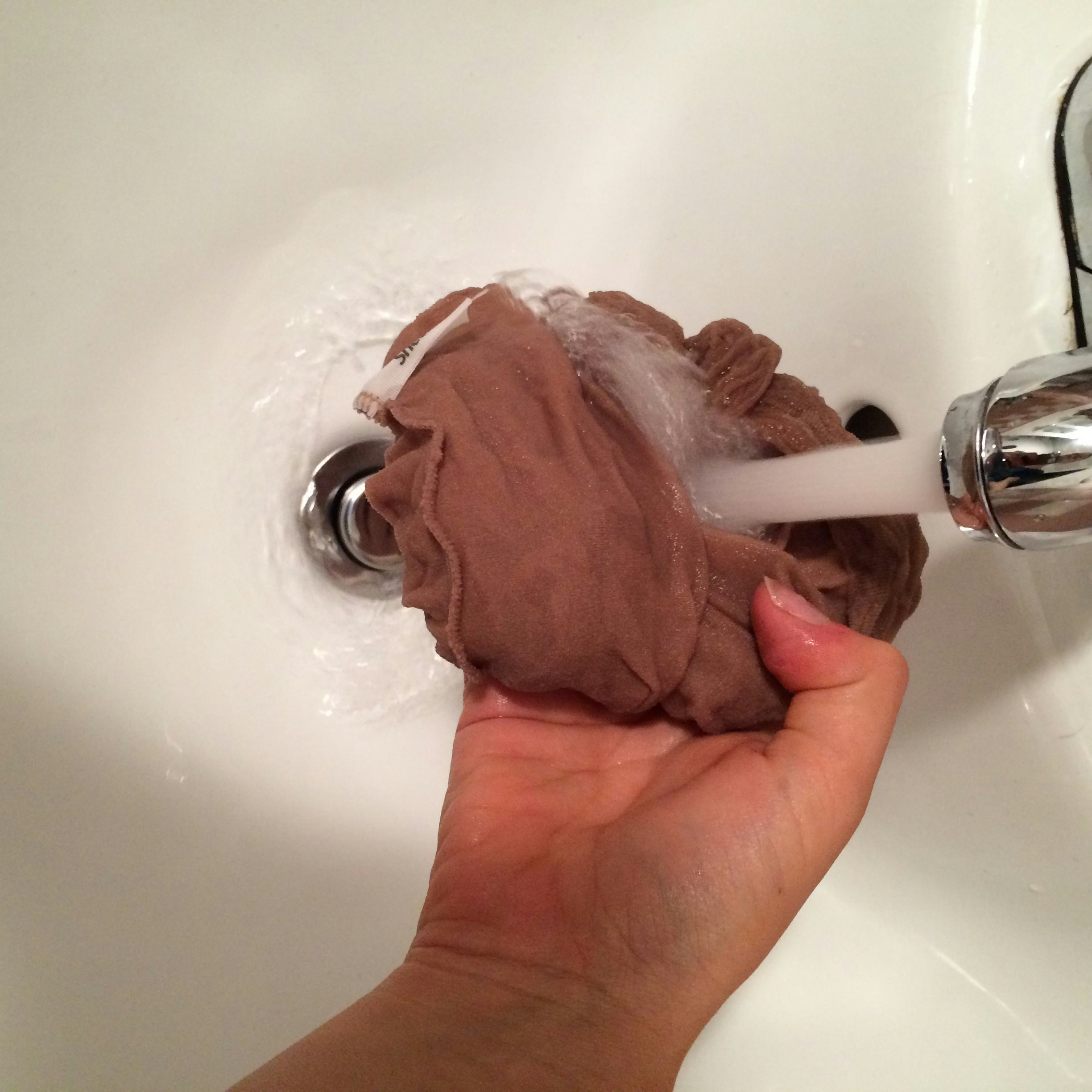 How To Wash Your Tights Without Tearing Them To Shreds — PHOTOS