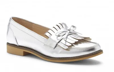 25 Trendy Flats For Fall That Won't Have You Feeling Like Your