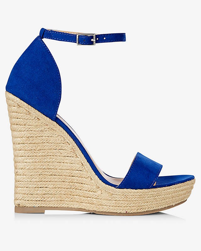 How To Walk In Wedges Without Toppling Over & Breaking An Ankle — PHOTOS