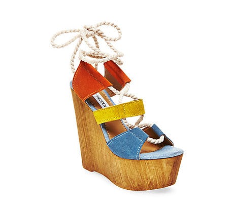 How To Walk In Wedges Without Toppling Over & Breaking An Ankle — PHOTOS