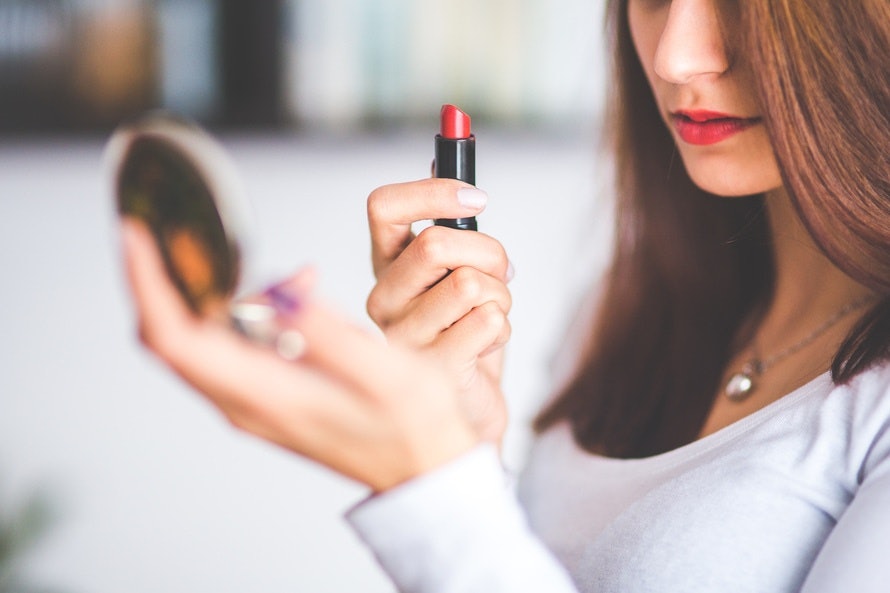 11 Weird Reasons Why Your Makeup Doesn’t Last All Day & How To Fix The 