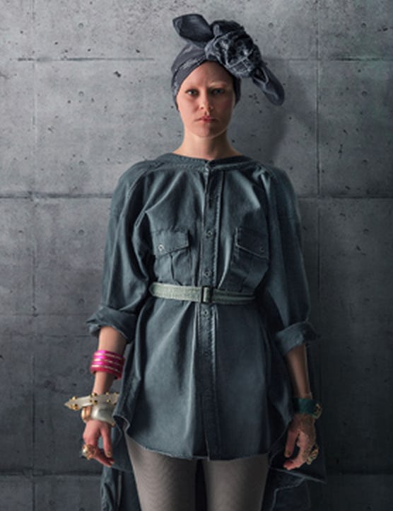 How to Dress as 'Mockingjay Part 1's Effie Trinket For Halloween With