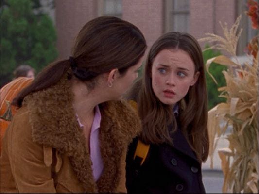 The 19 Most Memorable Lorelai Gilmore Outfits Will Give You All The Stars Hollow Feels — PHOTOS