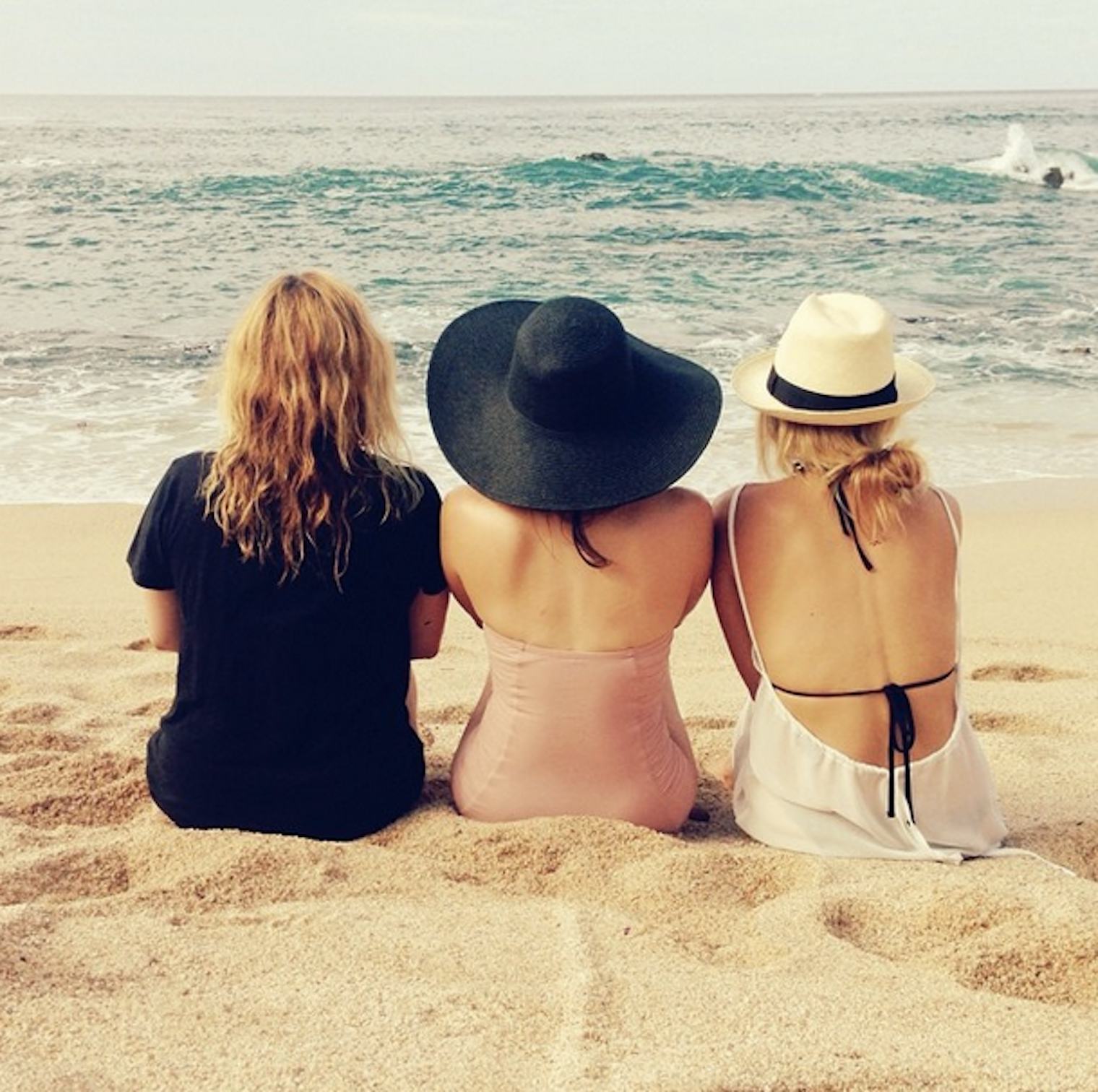 Три подруги на море