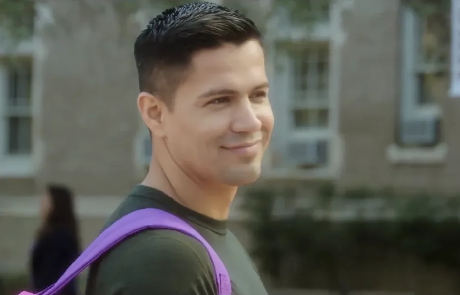 The Hot Dad In Bad Moms Crushes Gender Stereotypes But Star Jay Hernandez Gives Women All The Credit