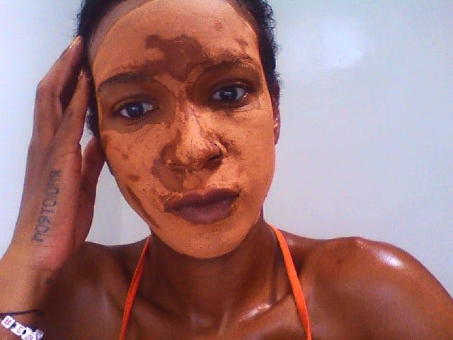 This Red Clay Mask Can Help Heal Acne In 7 Painless Steps — PHOTOS