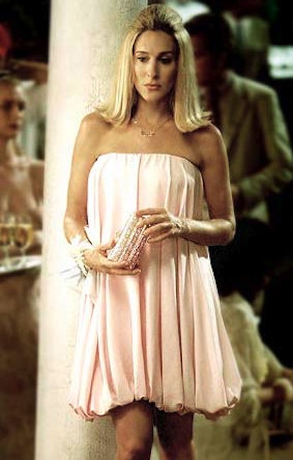 30 Of Our Favourite Carrie Bradshaw Outfits Of All Time