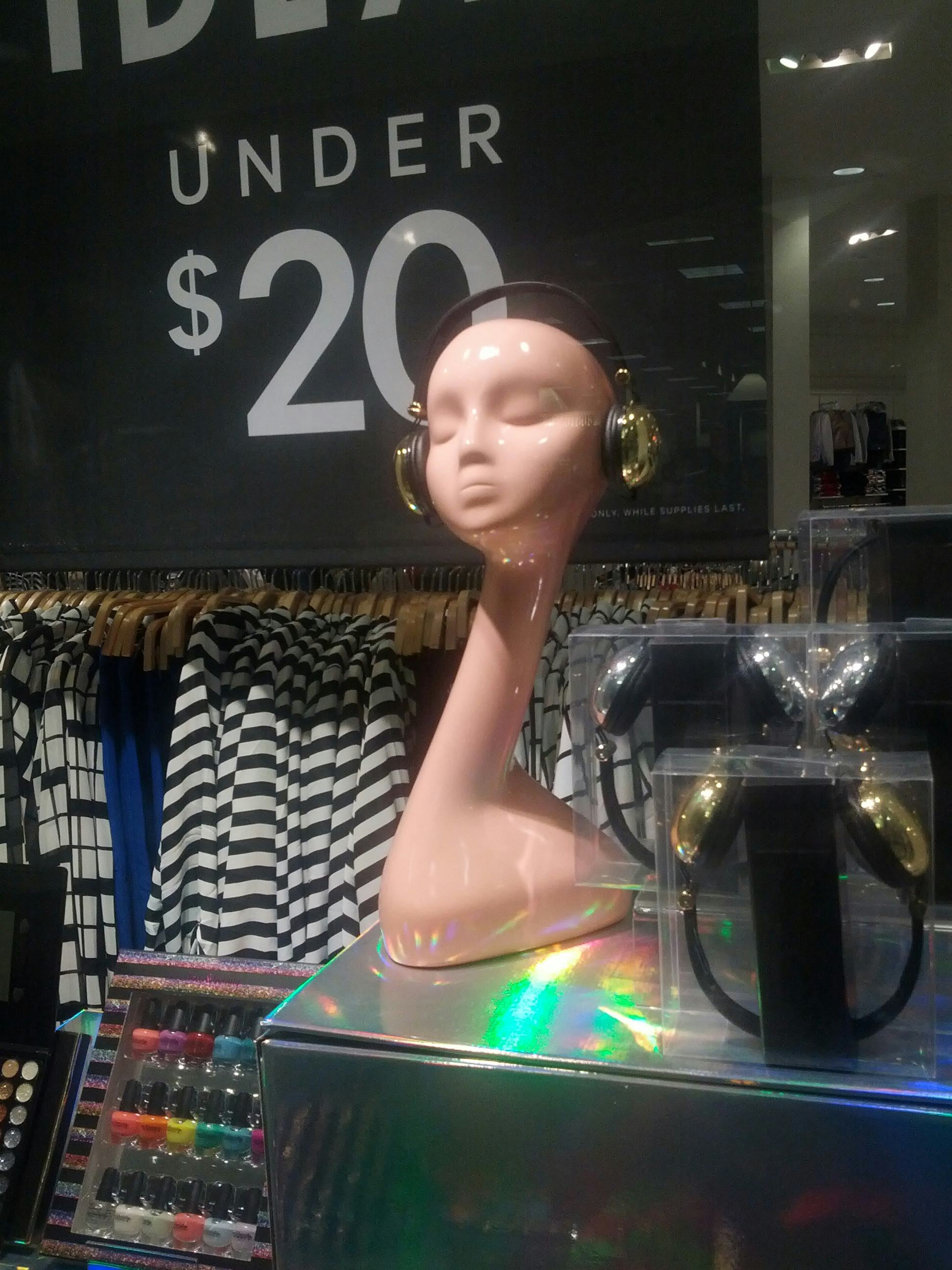 21 Creepy Mannequins That Will Haunt Your Dreams Until The End Of Fashion Time
