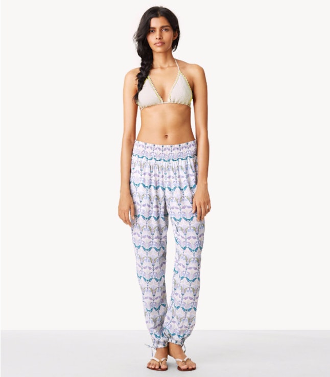 15 Pants That Are Comfortable To Wear At The Beach