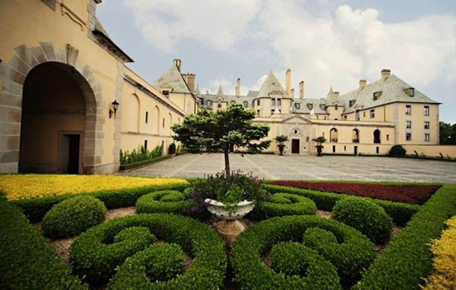 Where Did Taylor Swift Film "Blank Space"? This Mansion Is One of a