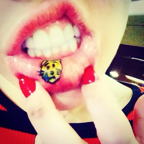 How Many Tattoos Does Miley Cyrus Have? It's Hard To Keep ...