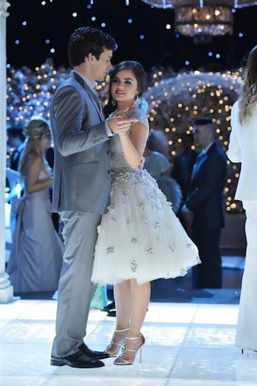 spencer hastings christmas dress Pretty Little Liars Christmas Episode Looks Revealed