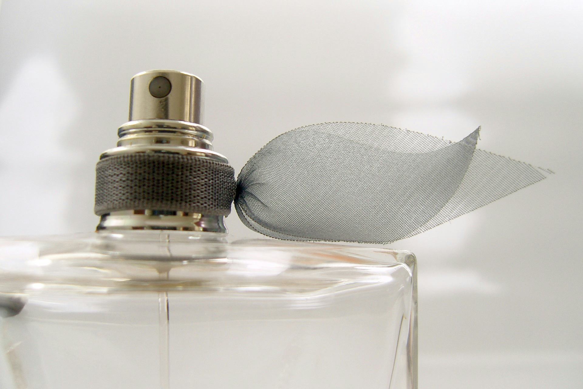 What's The Difference Between Perfume, Parfum, & Eau De Toilette? 4 Types Of Fragrance Explained
