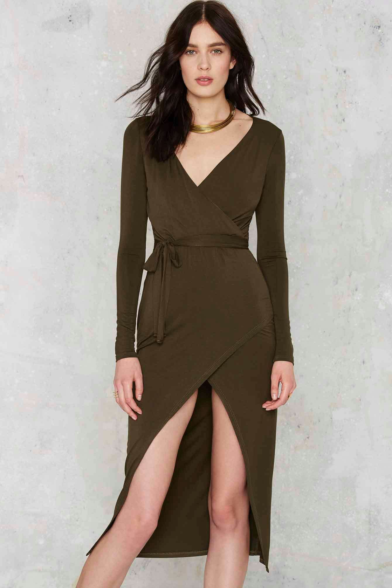 Gigi Hadid Nails Monochrome Beige Trend & You Can Too — PHOTO