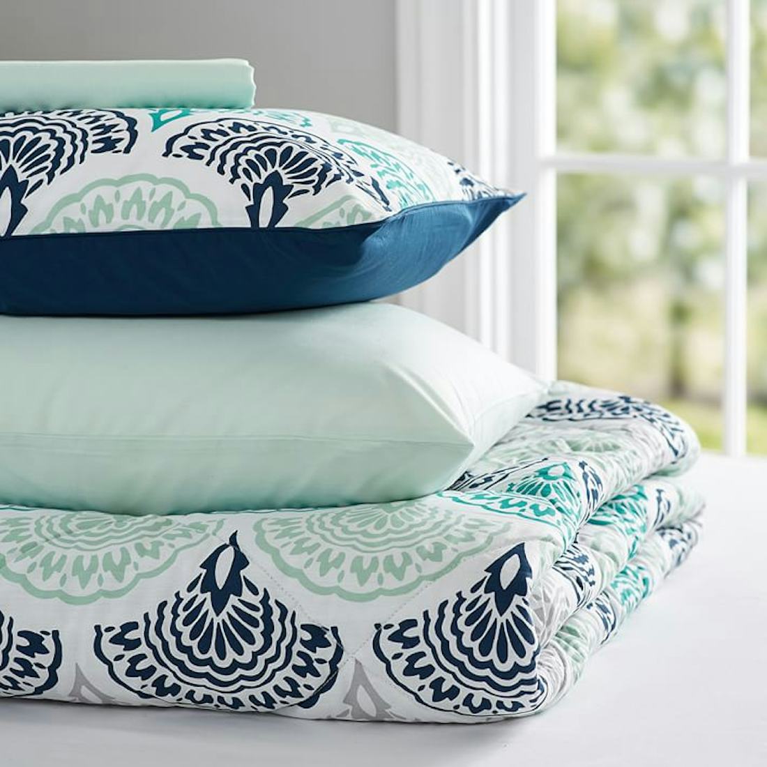 15 Twin XL Bedding Sets That Will Make Your College Dorm Room Look