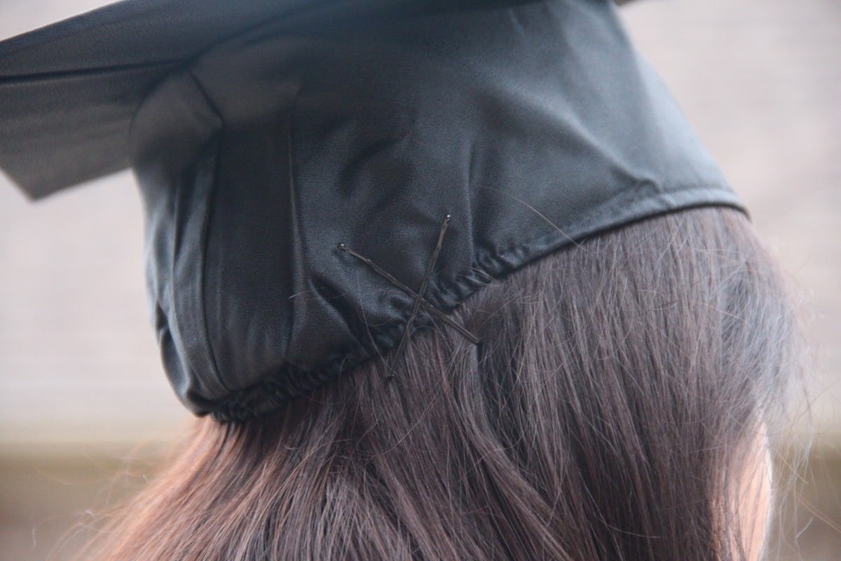5 Clever Ways To Make Your Graduation Cap Stay On & Avoid Any Fashion