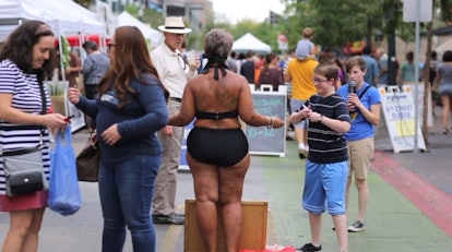 Amy Pence-Brown Stood Blindfolded In A Bikini In Boise, To Promote Self- Acceptance, And The Crowd's Reactions Are Incredibly Powerful — VIDEO
