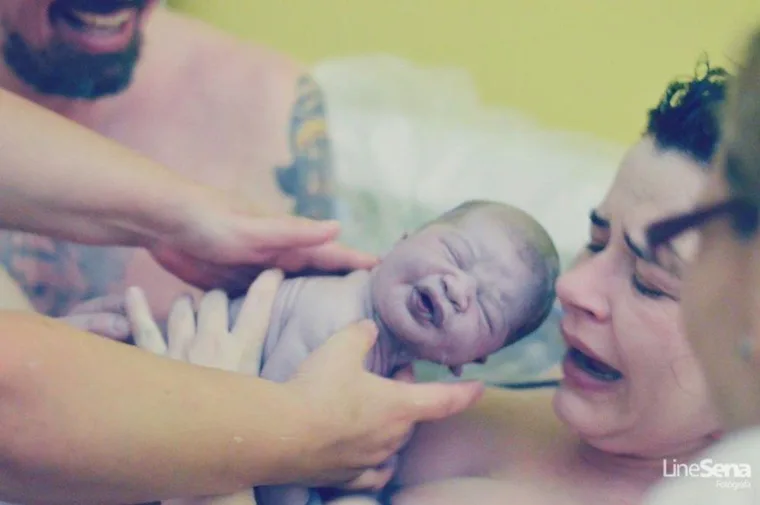 This Is What A Home Birth Looks Like Photographed In An Honest And this-is-what-a-home-birth-looks-like-photographed-in-an-honest-and