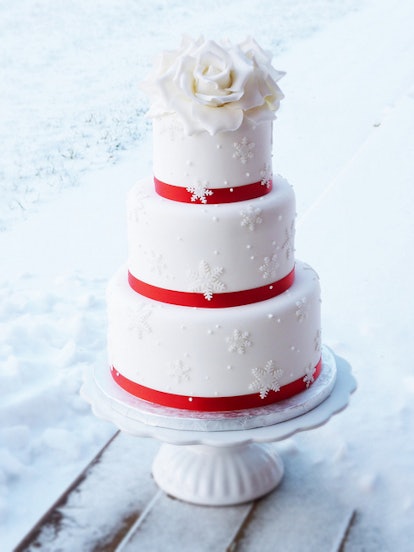16 Winter Wedding Cakes That Are Stunningly Beautiful And Perfect