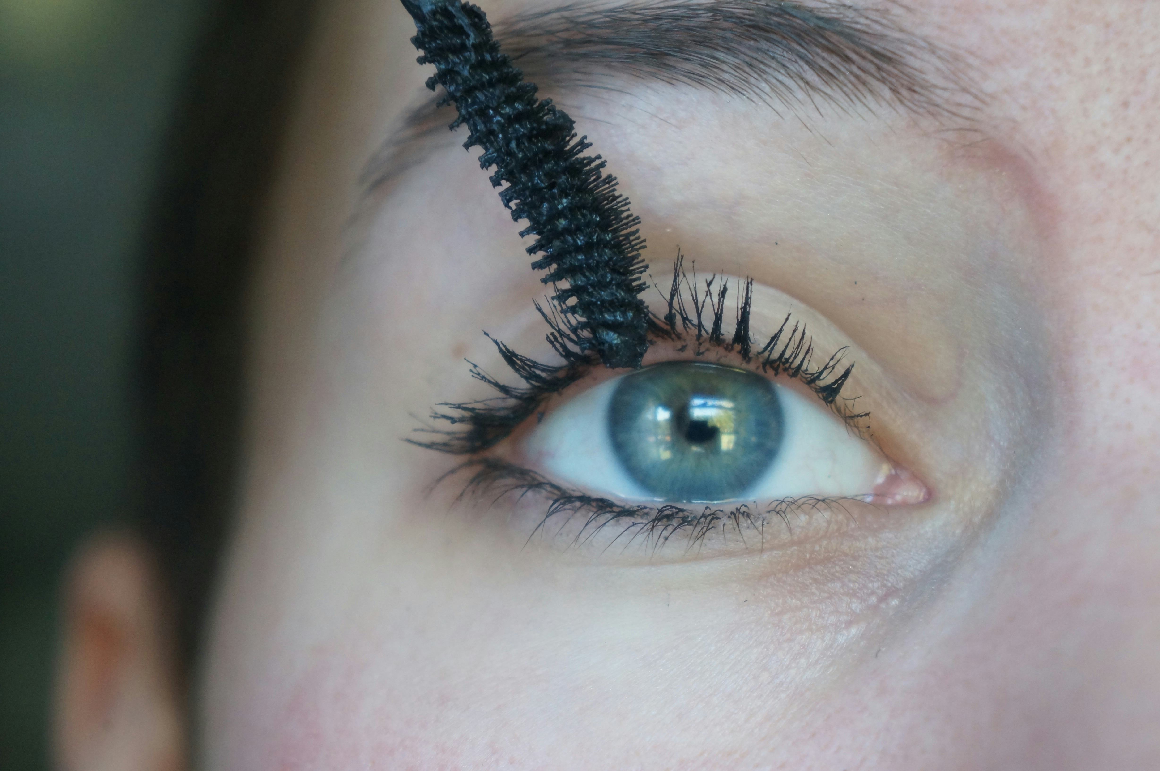 How To Try The Clumpy Mascara Trend In A Less Dramatic Way — PHOTOS