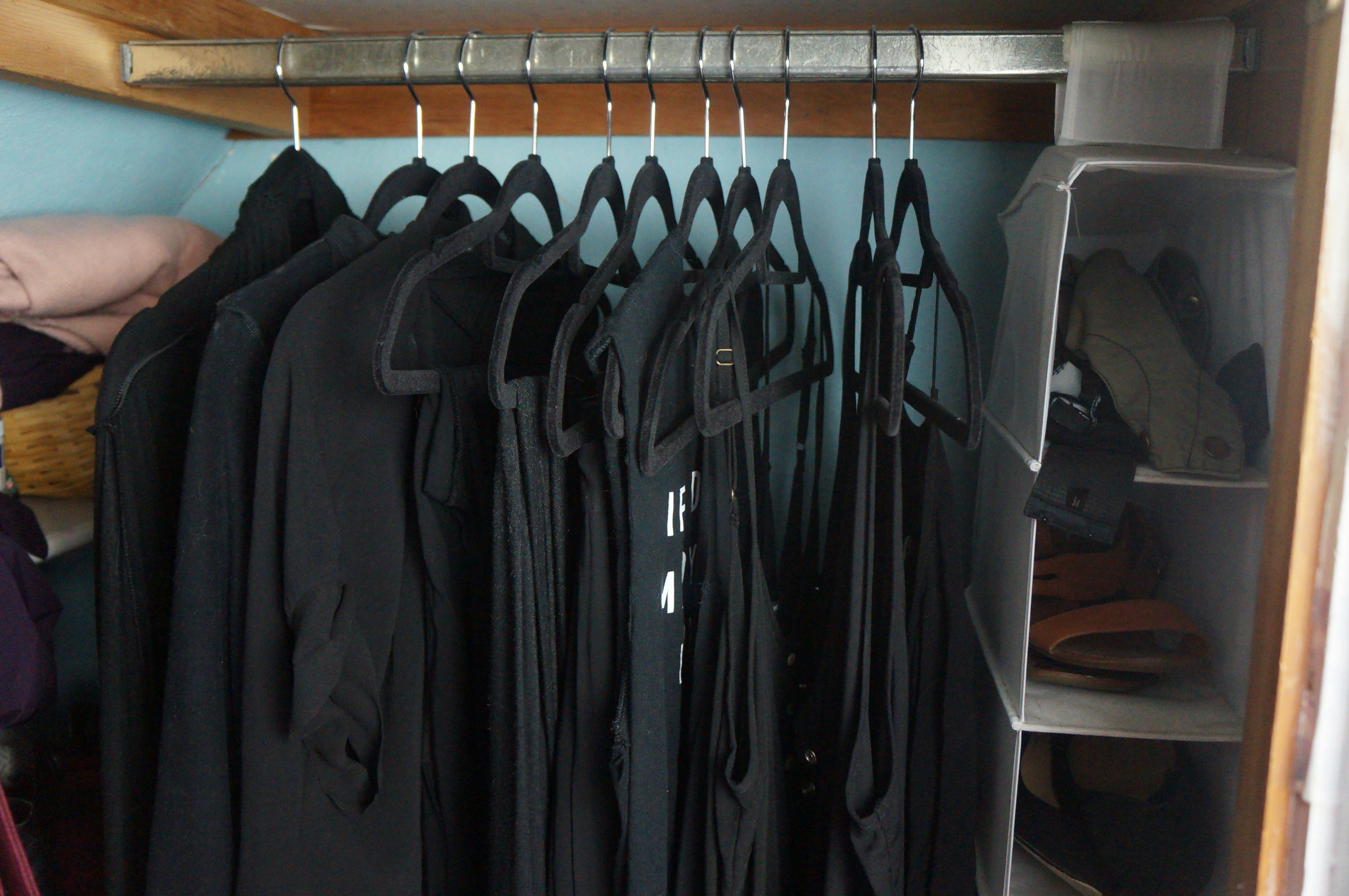 How To Organize Your Closet By Limiting Your Wardrobe To 6 Colors Or Less