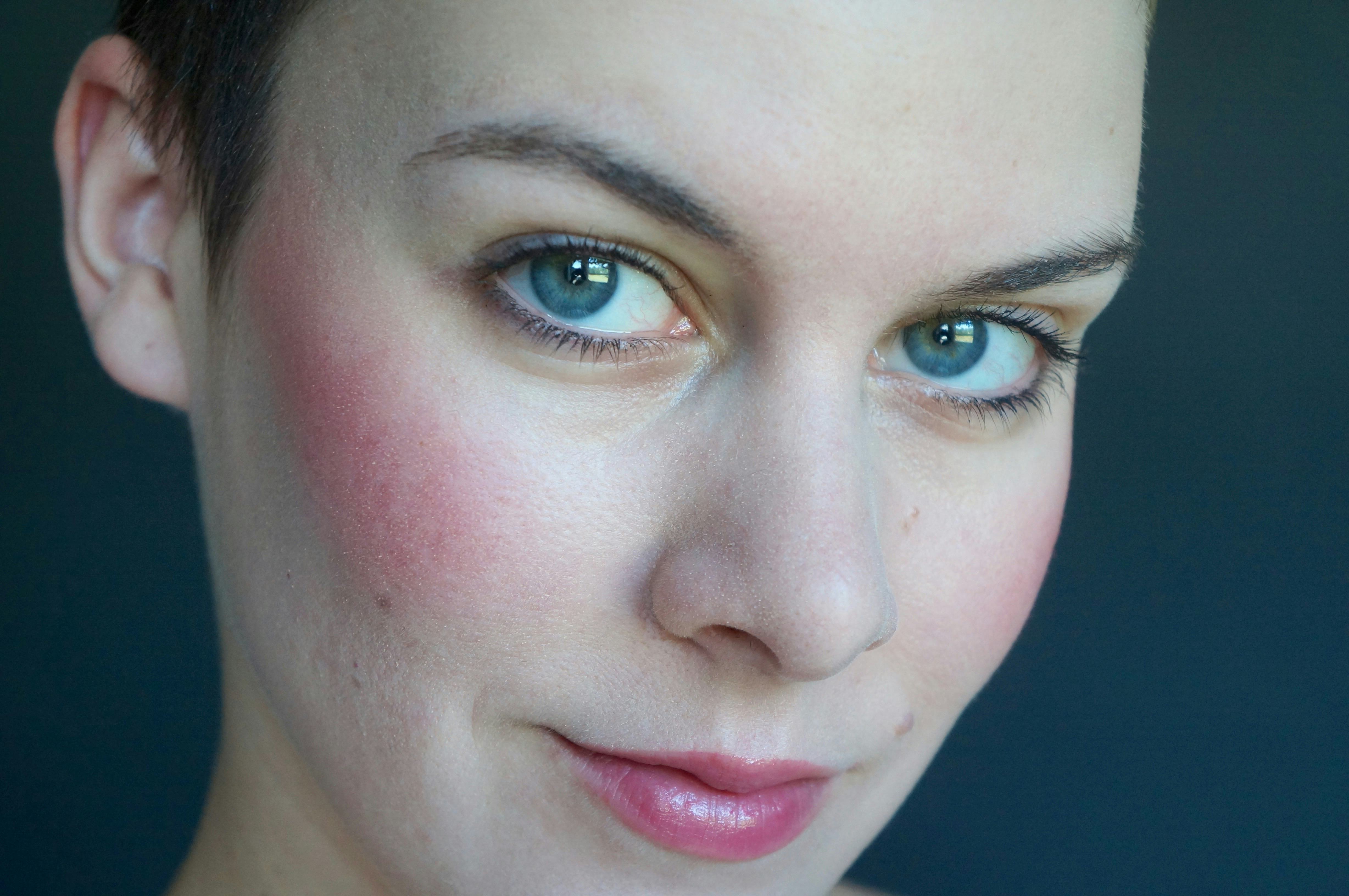 How To Wear Blush When You Have Naturally Flushed Skin — PHOTOS
