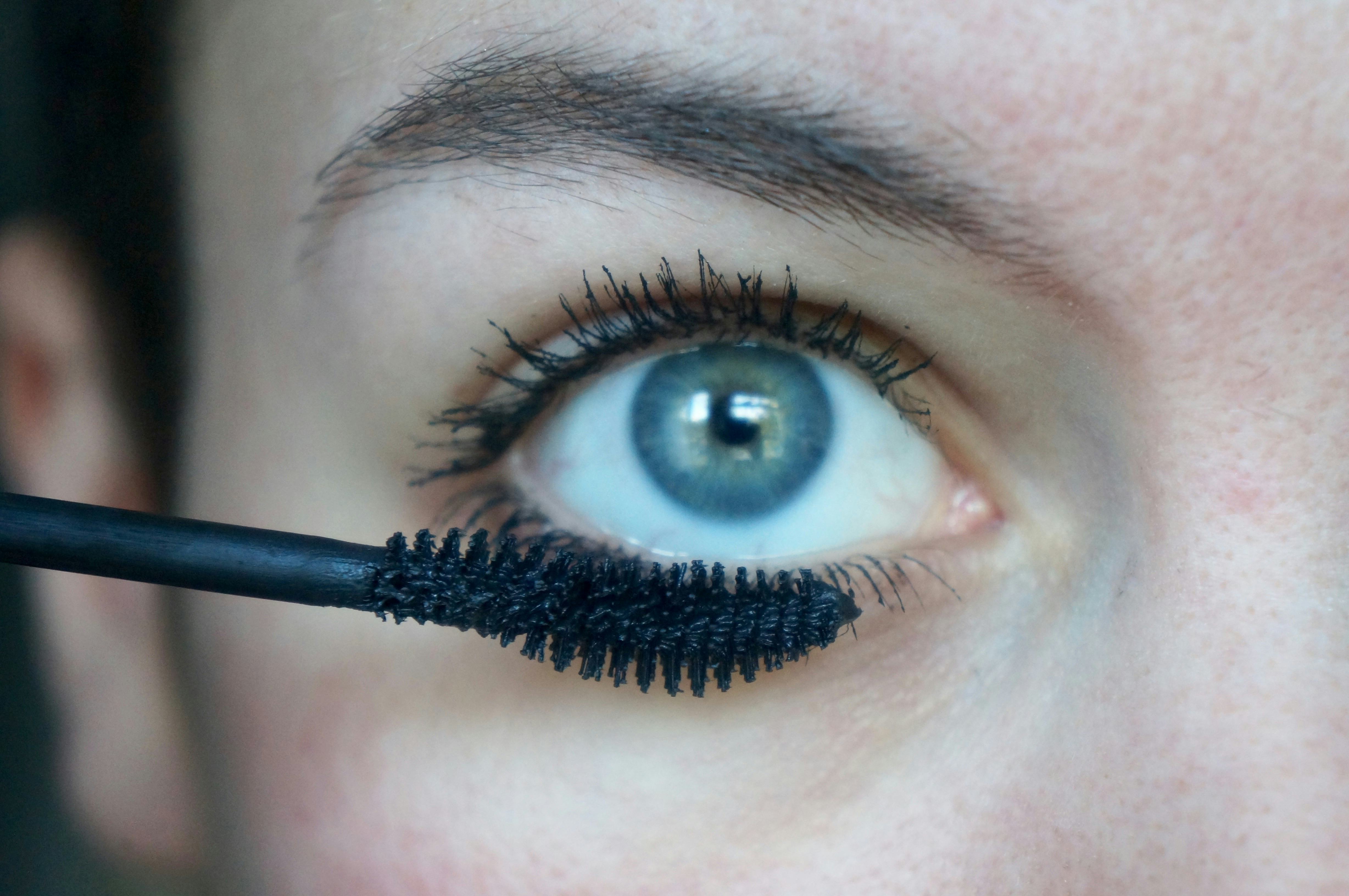 How To Try The Clumpy Mascara Trend In A Less Dramatic Way — PHOTOS