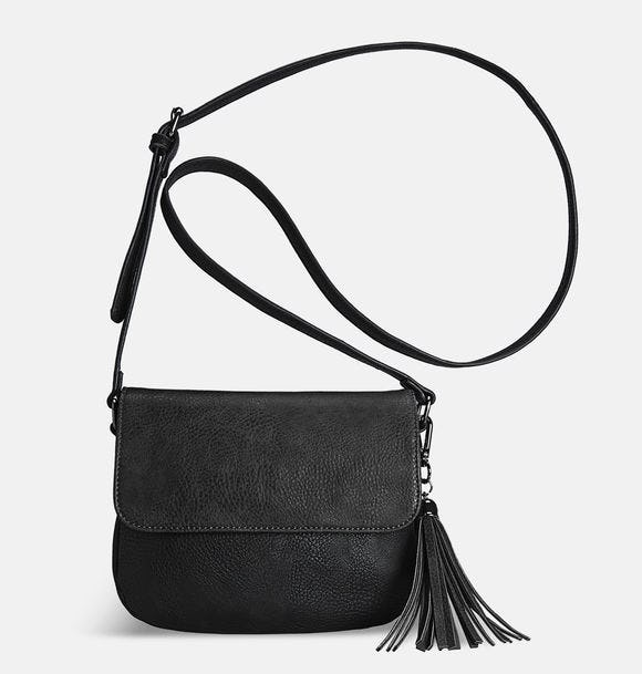 What Purse Should You Bring On Vacation? Here Are 16 You Should