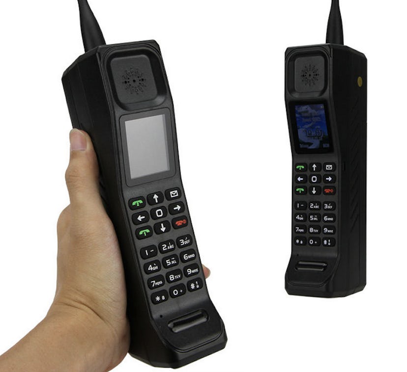 Телефон кирпич. Мобильники 90-х. Мобильные телефоны 90-х. Старый большой сотовый телефон. Телефон кирпич после обновления