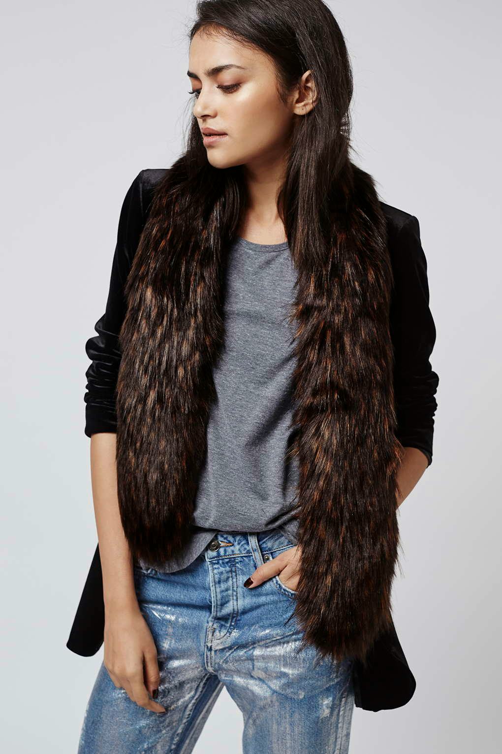 13 Faux Fur Stoles That Scream Luxury Without Breaking The Bank PHOTOS   E268bb70 8f3d 0133 9ff8 0e7c926a42af 