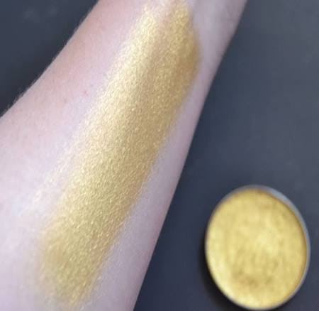 How To Use Highlighter To Illuminate Your Face, According To Makeup