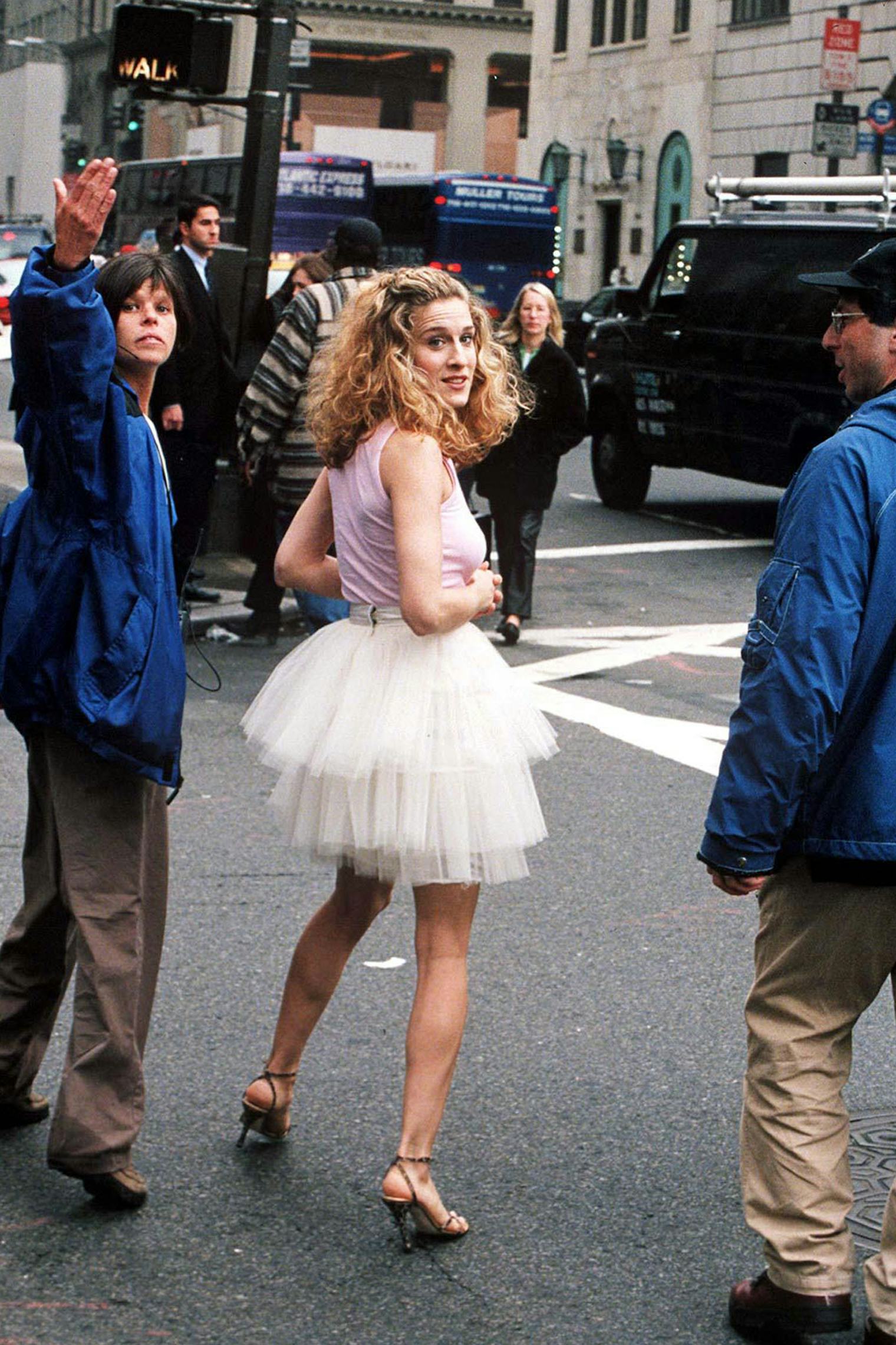 Sarah Jessica Parkers Pink Emmy Dress From 2000 Was Peak Carrie 