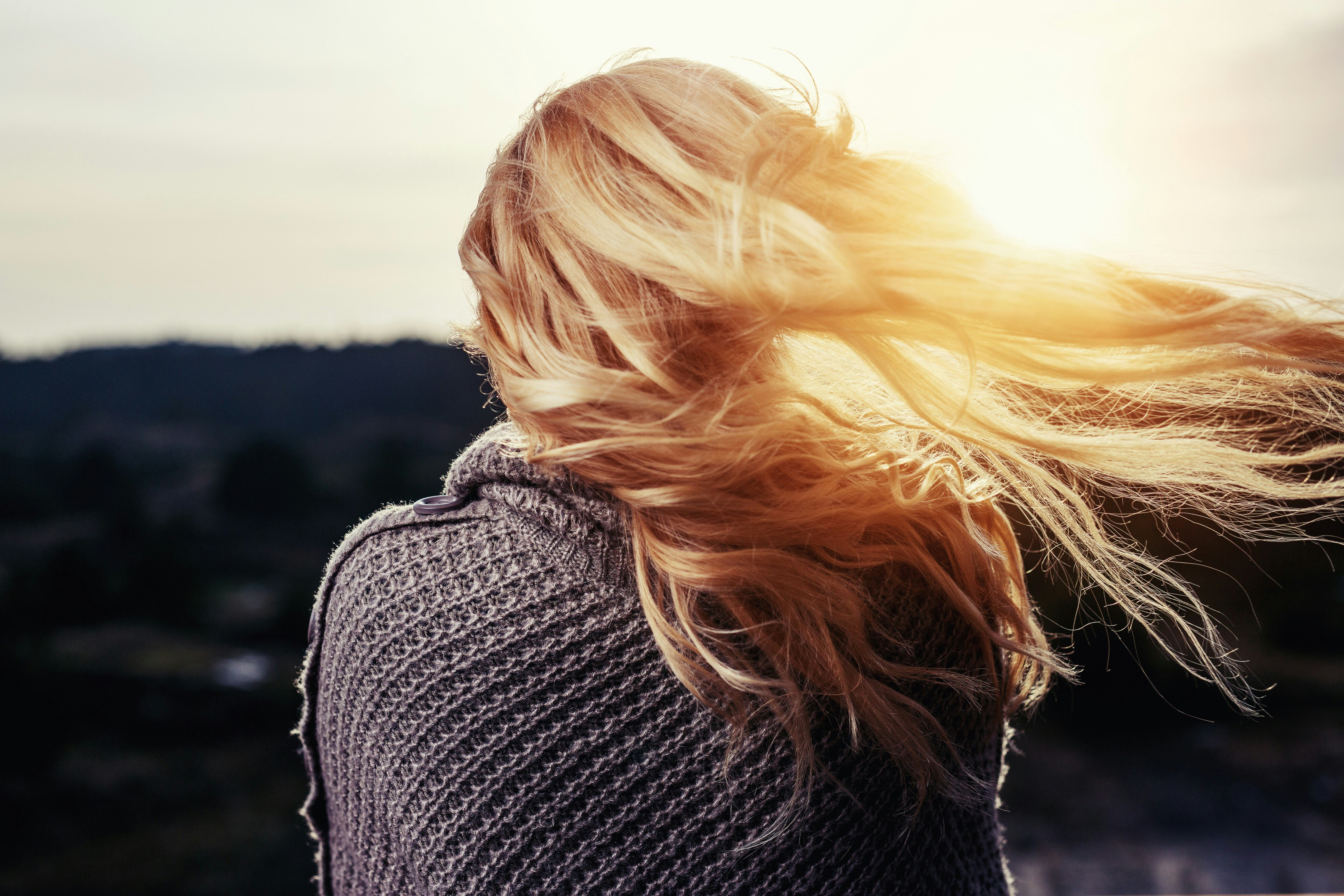 Does Everyone's Hair Get Lighter In The Summer? Here's What You Need To