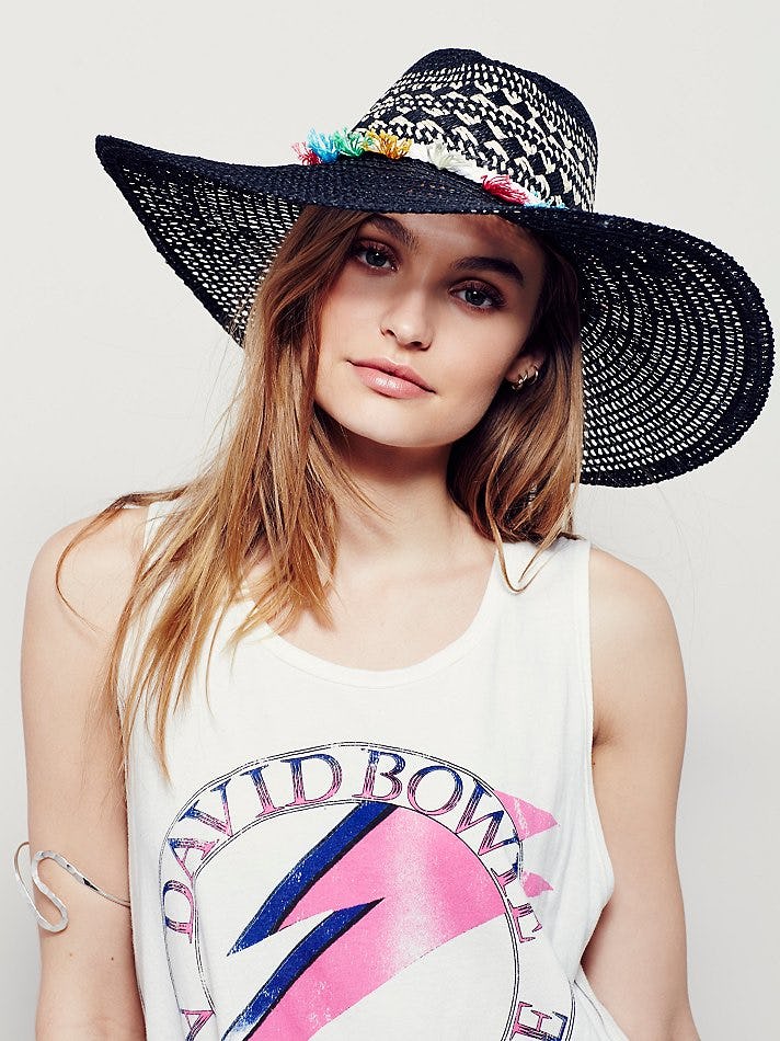 Kendall Jenner Just Made Straw Hats Cool Again — PHOTOS