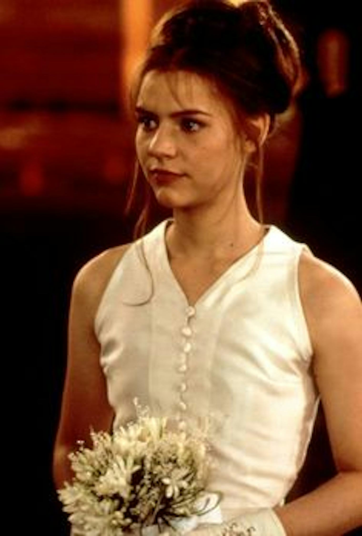 How To Dress Like Juliet Capulet From Baz Luhrmanns 1996 Film And Get