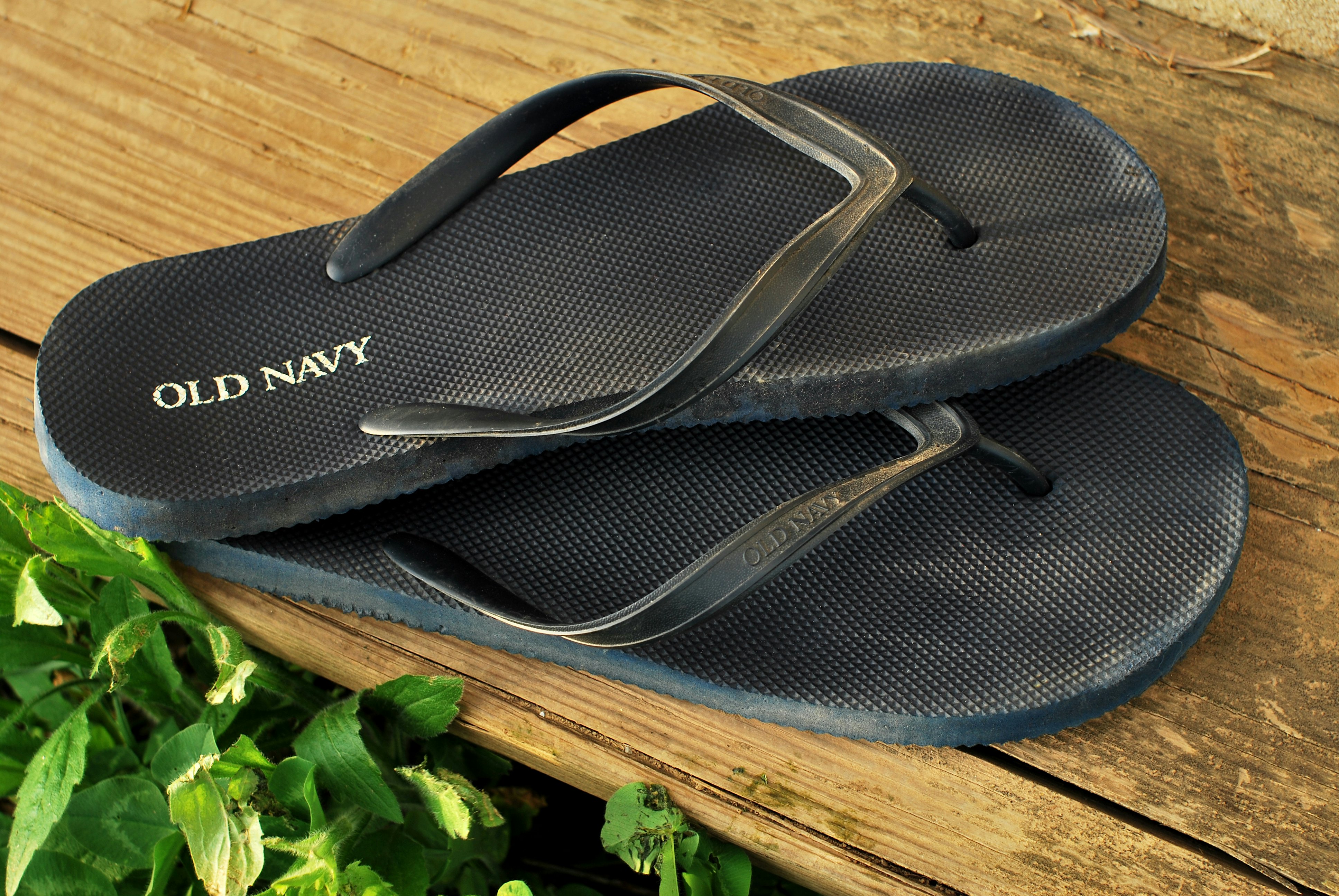 black old navy flip flops