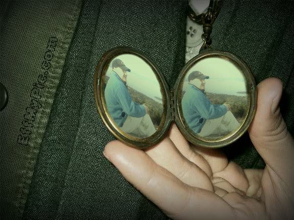 10 Ways To Reuse Compact Mirrors So You’re Getting More Bang for Your