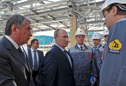 Vladimir Putin talking with oil workers