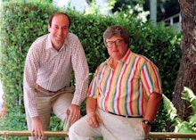 Robert Ebert and Gene Siskel posing outside for a photo