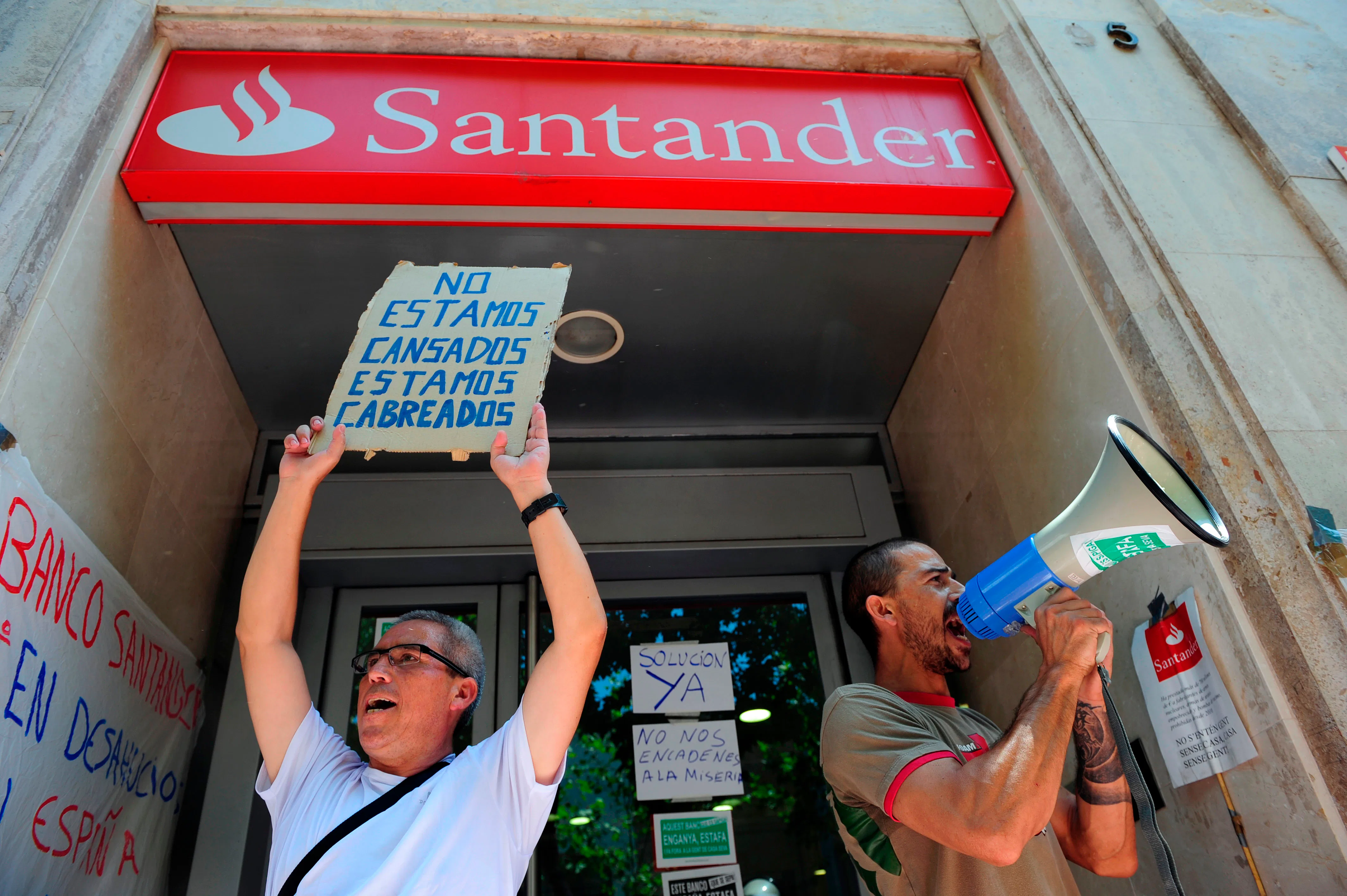 Bank workers will protest to form their first US union — and the whole ...