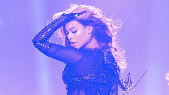 Beyonce on stage in all black performing her son from Fifty Shades of Grey 